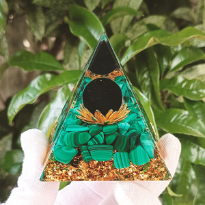Pyramide en résine époxy avec galets de cristal, ornement de bureau, décoration d'aquarium, globe vert malachite noir, cadeau - Product Image 1