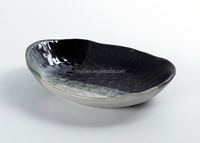 Soucoupe de style japonais antique en porcelaine et céramique, noire et unique, pour la maison et les restaurants, idéale comme plat de service ou pour les accompagnements.