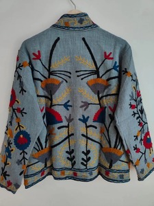 Fabrication indienne veste Suzani brodée vêtements d'extérieur culturels avec des détails authentiques disponibles pour l'approvisionnement en gros - Product Image 4