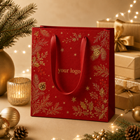 Sac cadeau de Noël rouge avec impression étoiles et motifs de sapin et de houx dorés, poignées en ruban gros-grain, sacs en papier personnalisés avec logo pour les fêtes, OEM