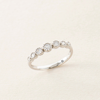 Bagues semi-permanentes à diamants taillés peuvent être superposées aux alliances de mariage. Ils peuvent être portés dans des environnements haut de gamme.
