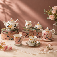 Ensemble de tasses à café en céramique rose avec assiettes, théière et cuillère, idéal pour les cadeaux d'affaires