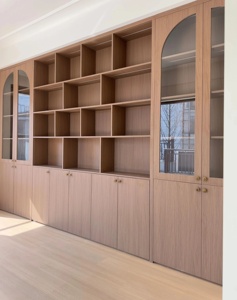 Vitrine de style français pleine hauteur avec portes en verre cintrées, étagères en bois, quincaillerie dorée - Product Image 2