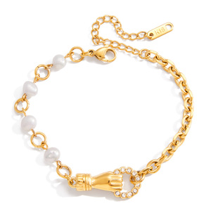Pulsera de perlas de agua dulce con cadena de oro y detalles de cristal para mujer, joyería para uso diario. - Product Image 5