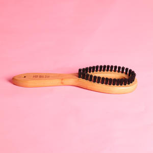 Brosse de massage en bois de forme ovale avec poils de sanglier pour le gommage du dos - Product Image 1