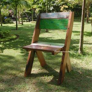 La chaise individuelle élégante SL présente la couleur naturelle du bois de bateau recyclé, idéale pour une utilisation en intérieur et en extérieur. - Product Image 3