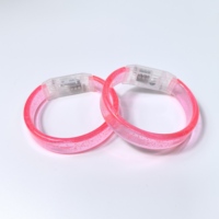 Bracelet LED personnalisé en gros pour fête de Diwali, bracelet de mariage en acrylique, bouton lumineux à piles, prix bas pour Noël, nouveauté