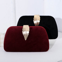 Tas Clutch Wanita Bahan Beludru, Dompet Pesta dengan Gesper Daun Logam, Tas Selempang Rantai Bertekstur Beludru untuk Acara Malam
