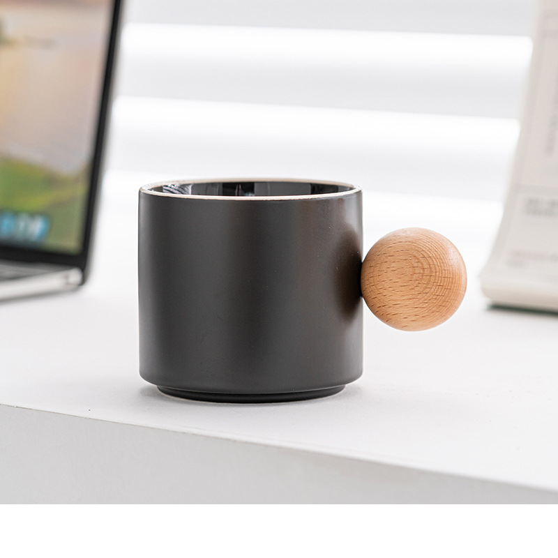 Tasse à café noire avec support en bois