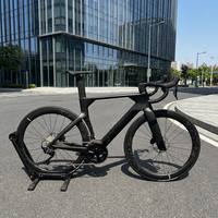 Vélo de route en carbone 2026 700c 24 vitesses Frein à disque hydraulique Cadre aérodynamique 8,5 kg Léger Selle de course confortable Charge 150 kg