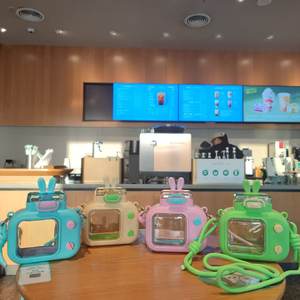 Botella de agua de plástico PC ecológica de alta calidad para niños, con diseño creativo de dibujos animados, tipo vaso con pajita, para exteriores, con correa cruzada diagonal para la espalda - Product Image 2