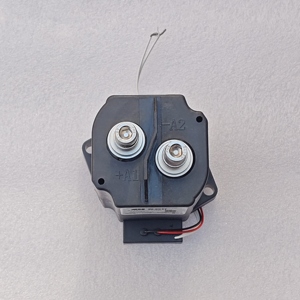 Contactor de Nueva Energía Modelo EVT600-24ADH-YHT, Relé de <span class=keywords><strong>600A</strong></span>, Voltaje de Bobina de <span class=keywords><strong>24V</strong></span> - Product Image 3