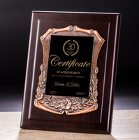 Plaque de luxe vierge en bois en forme de bouclier avec impression typographique écologique couleur claire 20x30cm