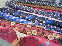Tissu matelassé à motifs vagues florales lumineuses et colorées, gaufré par ultrasons, plissé et brodé, pour sacs