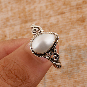 Anello Vintage Stile Barocco con Perle, Elegante Gioiello Classico di Moda per Donne - Product Image 3