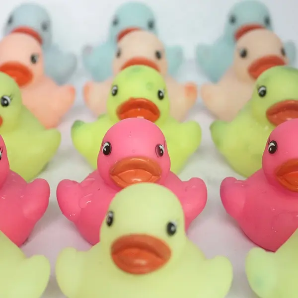 OEM children's plastic bath toy collection featuring color-changing ducks based on temperature