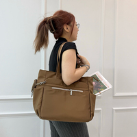 Sac à bandoulière grande capacité pour femme, sac fourre-tout décontracté et tendance pour usage quotidien, en nylon imperméable avec petite pochette, sac à main léger