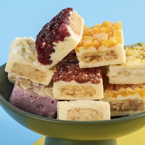 พายนมไข่เค็มรสผสม แครนเบอร์รี่ กุหลาบม่วง มันเทศ ฯลฯ <span class=keywords><strong>ขนม</strong></span>พัฟนมแบบ<span class=keywords><strong>ชั้น</strong></span> บรรจุ 500 กรัม พร้อมรับประทาน - Product Image 1