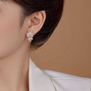 Pendientes de Botón Geométricos con Circonita y Cobre para Mujer, Chapados en Oro, Ligeros, de Lujo, Modernos y Elegantes, para Regalo - Product Image 6