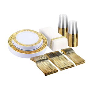 Ensemble de vaisselle jetable en plastique blanc avec verres à vin à bord doré, couteaux, fourchettes, serviettes - Vaisselle personnalisable pour fêtes - Product Image 1