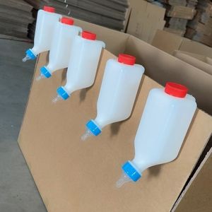 Biberón Tubular Blanco para Alimentación de Corderos y Lechones, Portátil, 130 Unidades por Caja - Product Image 1