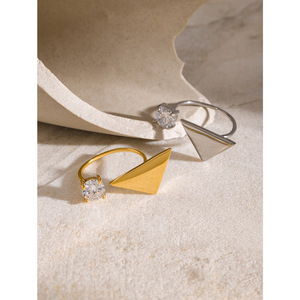 Bague géométrique triangulaire avec zircon serti à griffes, bijou unisexe tendance, cadeau - Product Image 4