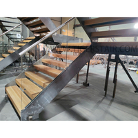 Escalier droit contemporain à double poutre avec garde-corps en verre transparent et marches en bois