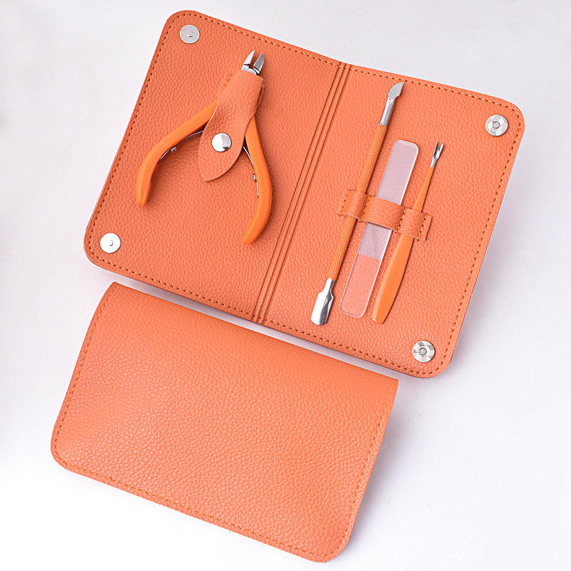 Ensemble de quatre ciseaux pour peaux mortes orange