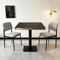 Table à manger de luxe légère avec plateau en marbre, bordure en acier inoxydable plaqué or, design moderne, durable et écologique pour hôtels commerciaux