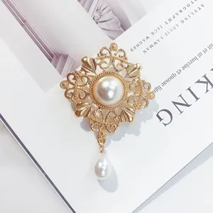 Broche en alliage plaqué or imitation perle à motif géométrique vintage de style rétro européen américain, unisexe, cadeau de mariage ou de fête - Product Image 4