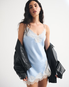 Camisón de satén de color liso para mujer con tirantes finos y detalle de encaje en la espalda, ideal para el verano y uso diario. - Product Image 3