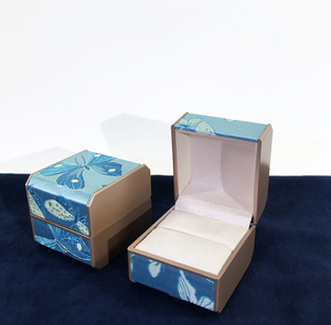 Boîte en tissu brocart bleu haut de gamme faite à la main avec motif jacquard papillon pour bordures dorées, fermeture magnétique, intérieur doublé - Product Image 1