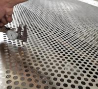 Tôles perforées personnalisées Panneaux en acier à trous fendus pour écran Application pour grilles d'enceintes Façades décoratives de bâtiments