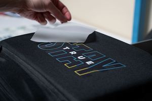 เสื้อยืดพิมพ์ลายโลโก้ DTF ผ้าฝ้าย 100% เนื้อหนา สำหรับงานโปรโมชั่น โฆษณา ปริมาณสั่งซื้อขั้นต่ำน้อย รับสั่งทำตามแบบ - Product Image 4