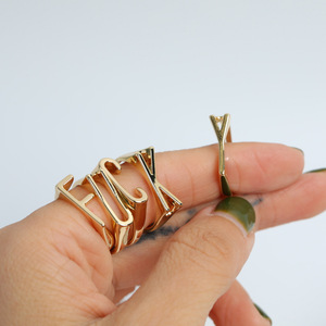 Anillo Personalizado JOYFFO con Nombre Personalizado de 26 Letras, Anillo de Acero Inoxidable Dorado Unisex en Tallas 6/7/8/9/10/11 - Product Image 2