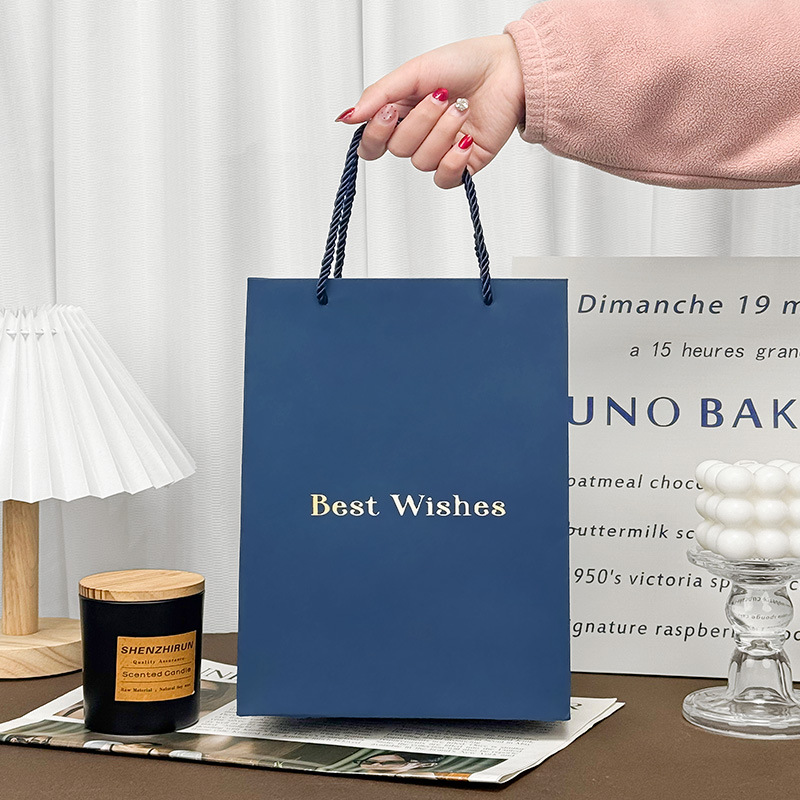 Sac cadeau bleu avec marquage doré - 4 et 5 sacs cadeaux 26x13x35 cm