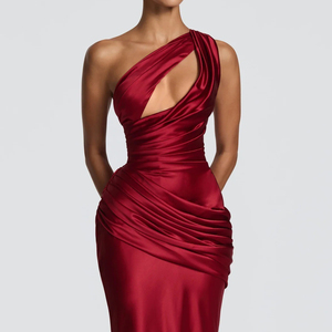 <span class=keywords><strong>Abito</strong></span> lungo da sera in raso <span class=keywords><strong>verde</strong></span> elegante da donna, modello sirena <span class=keywords><strong>monospalla</strong></span> con cut-out, vestibilità slim e drappeggiato, Collezione Estate 2026 - Product Image 3