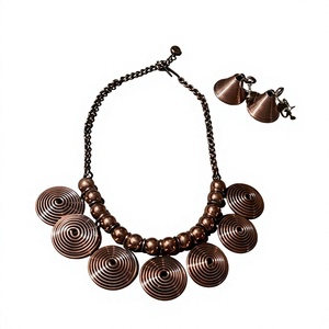 Collar de Cobre Hecho a Mano con Elementos Decorativos, Ideal para Colecciones de Joyería de Boutique y Regalos - Product Image 1