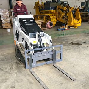 Spedizione Gratuita Minipala Cingolata V1000 con Operatore in Piedi e Forche per Tronchi, Mini Pala Gommata Diesel - Product Image 2