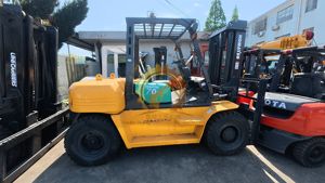 Chariot élévateur diesel puissant pour les opérations portuaires et le transport en entrepôt, chariot élévateur Kumatsu FD70 d'occasion - Product Image 2