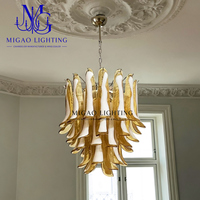 Lustre médiéval français à pétales superposés, en verre de Murano fait main, dégradé ambre-blanc, avec chaîne métallique, pour salle à manger de villa