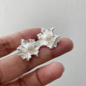 <span class=keywords><strong>Orecchini</strong></span> a Perno <span class=keywords><strong>in</strong></span> Argento 925 con Design Floreale di Lusso Francese, <span class=keywords><strong>Perle</strong></span> d'Acqua Dolce Naturali, Accessorio per Orecchie <span class=keywords><strong>in</strong></span> Vera Perla per Donne - Product Image 2