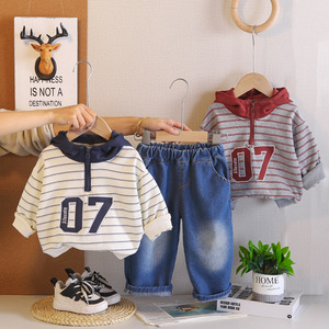 Completo Set 2 Pezzi Abbigliamento Casual Primaverile 2026 per Bambini e Neonati: Nuova Felpa con Cappuccio a Righe Trendy - Product Image 1