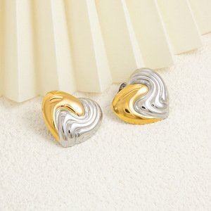 Pendientes con forma de corazón chapados en oro de dos tonos para mujer, uso diario - Product Image 3