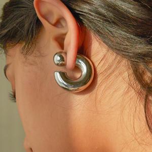 <span class=keywords><strong>Orecchini</strong></span> a Cerchio Spessi e Audaci da Donna, Placcati Oro in Acciaio Inossidabile, a Forma di C con Sfera, Inossidabili, Lucidi, Gioielli di Tendenza - Product Image 2