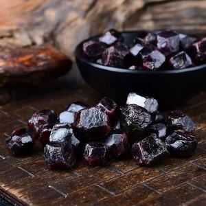 Venta al por mayor de cristales de granate rojo natural en bruto, con forma libre, piedras semipreciosas curativas para decoración del hogar y Feng Shui. - Product Image 3