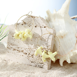 Оптовые гавайские украшения: серьги-кольца с тремя глиняными цветами однотонного цвета для женщин - Product Image 3