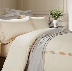 طقم لحاف من الساتين غطاء وسادة على الطراز الكلاسيكي إطار مطرز 4 قطع مجموعة نمط هندسي - Product Image 3