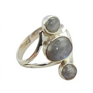 Élégante bague statement en argent sterling 925 avec trois pierres de labradorite naturelle, faite à la main, avec cabochon ovale, pour cocktail - Product Image 1