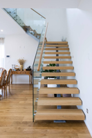 CBMMART Escalier moderne en acier au carbone Garde-corps en verre droit Lumière LED Main courante en bois Marches Escalier en bois de chêne rouge